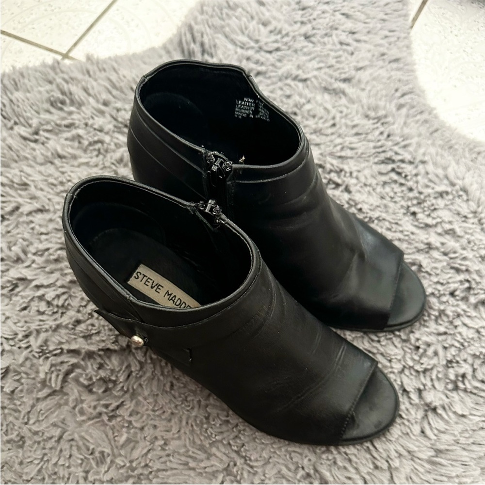 STEVE MADDEN Leather Booties Size 8.5